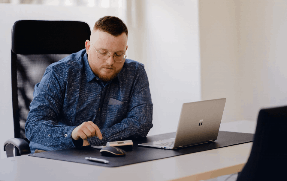 Kompetent, erfahren, lösungsorientiert. JUBEFA Immobilien begleitet Sie durch jeden Schritt des Verkaufs – mit tiefem Fachwissen aus Bau, Substanzbewertung und rechtlicher Expertise.